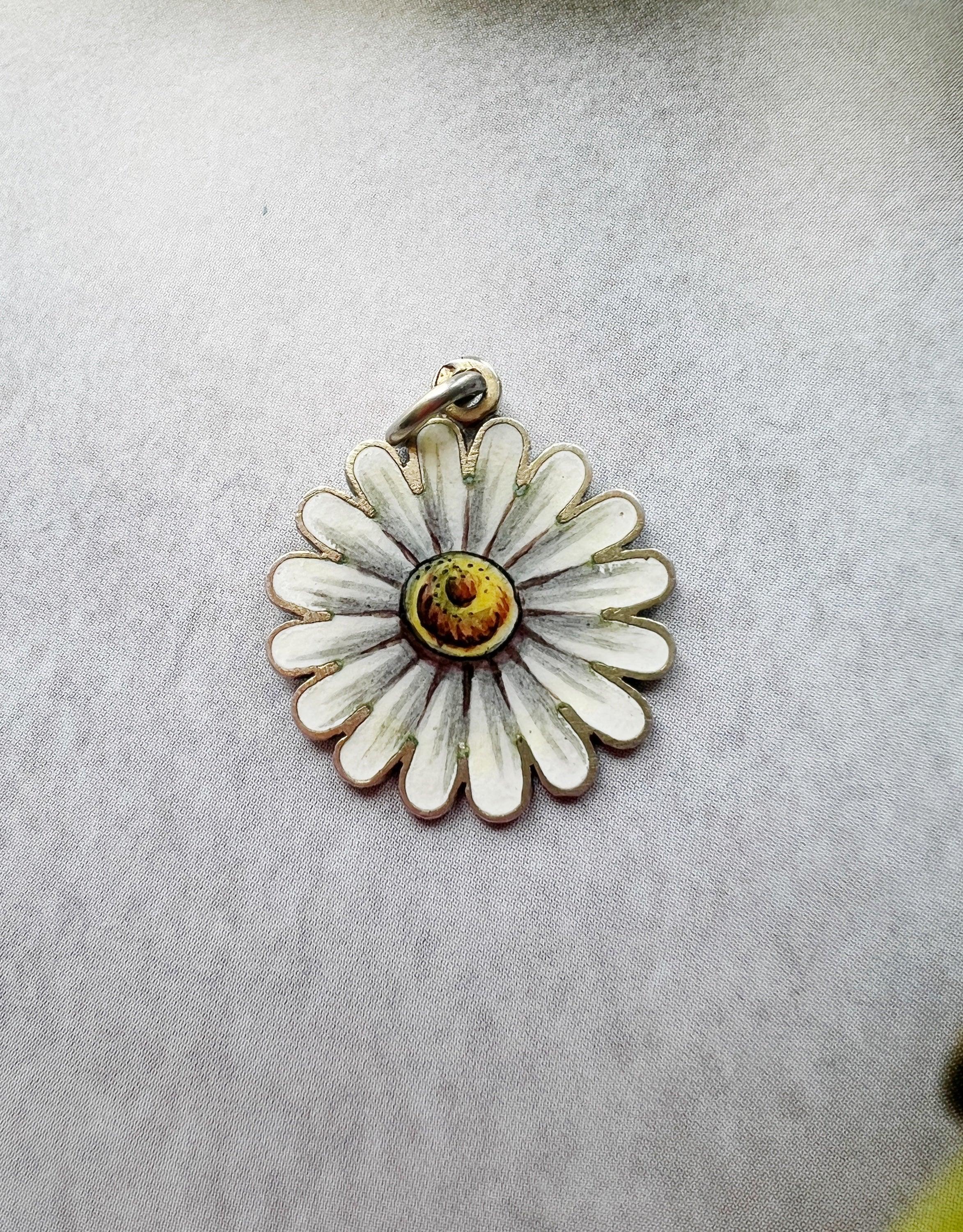 Very sweet Victorian era enameled Daisy flower pendant - Curiously timeless