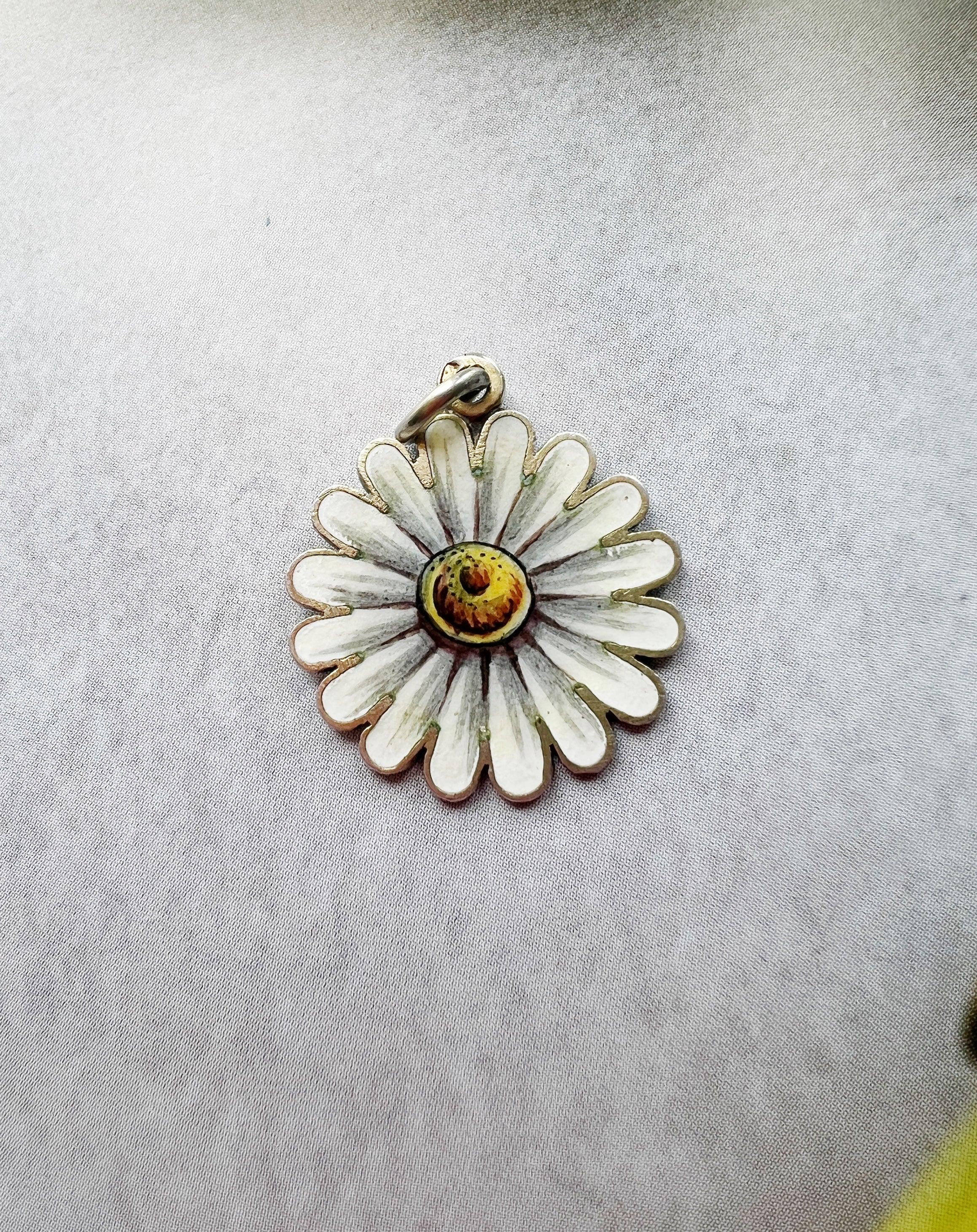 Very sweet Victorian era enameled Daisy flower pendant - Curiously timeless