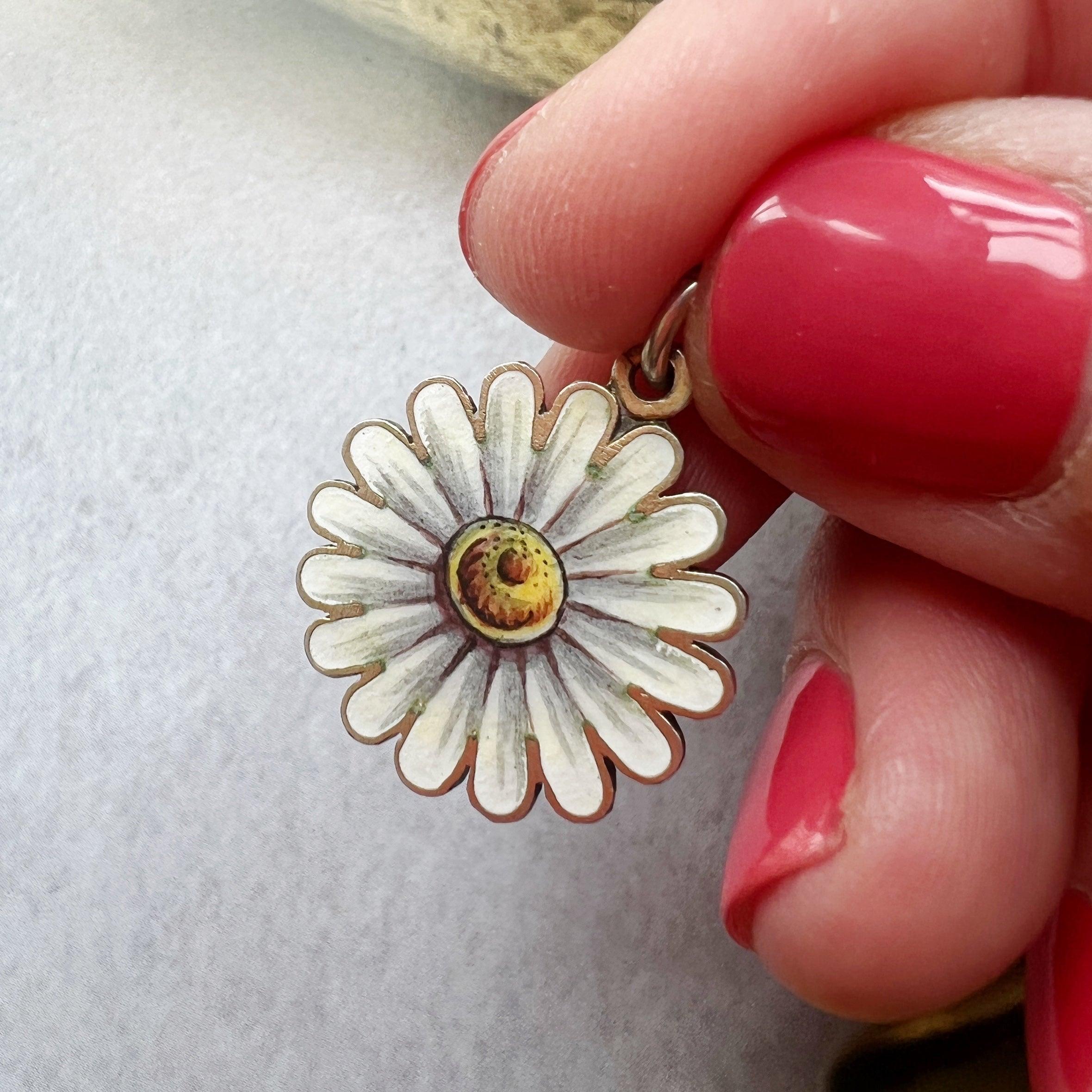 Very sweet Victorian era enameled Daisy flower pendant - Curiously timeless