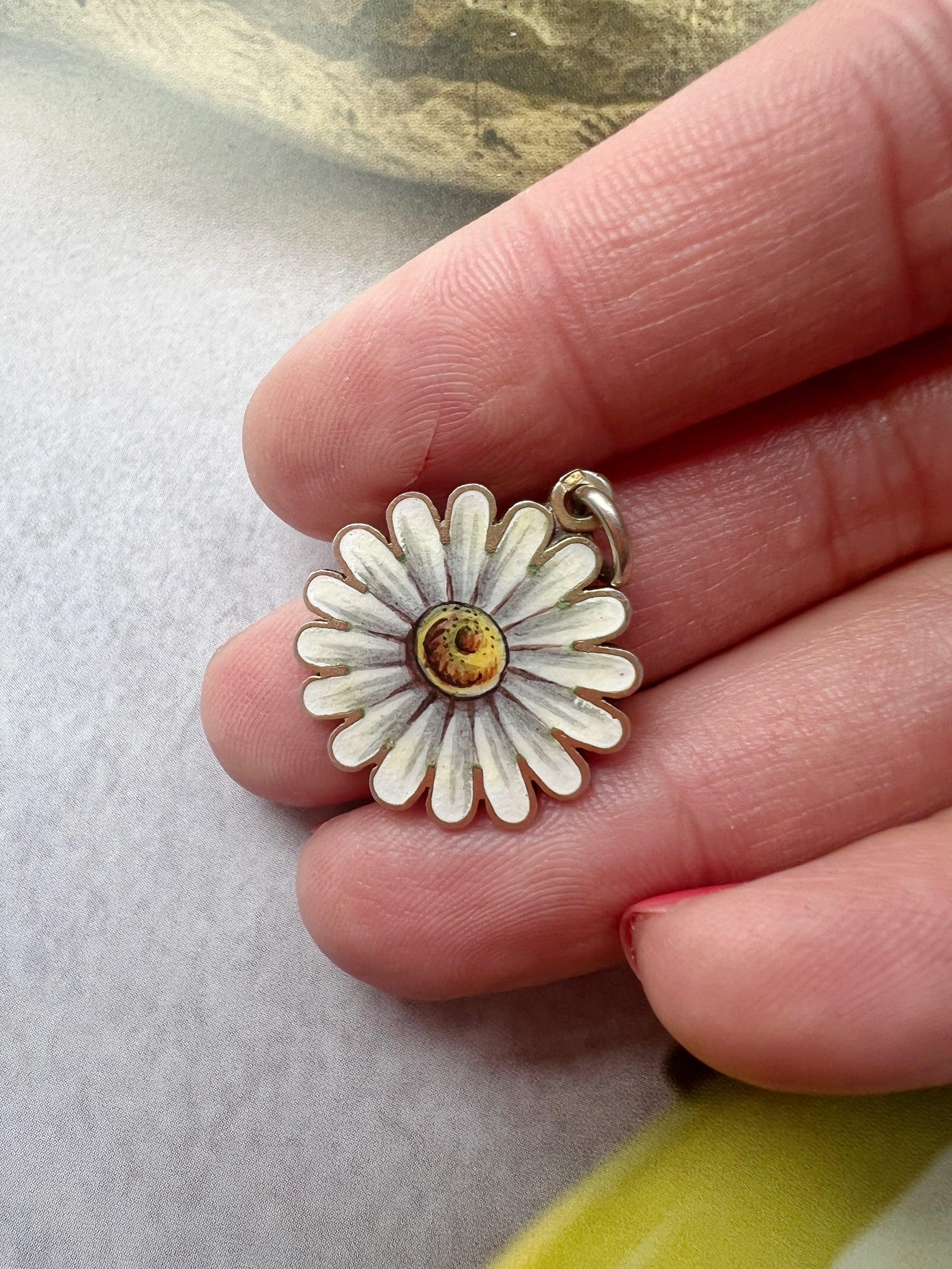 Very sweet Victorian era enameled Daisy flower pendant - Curiously timeless