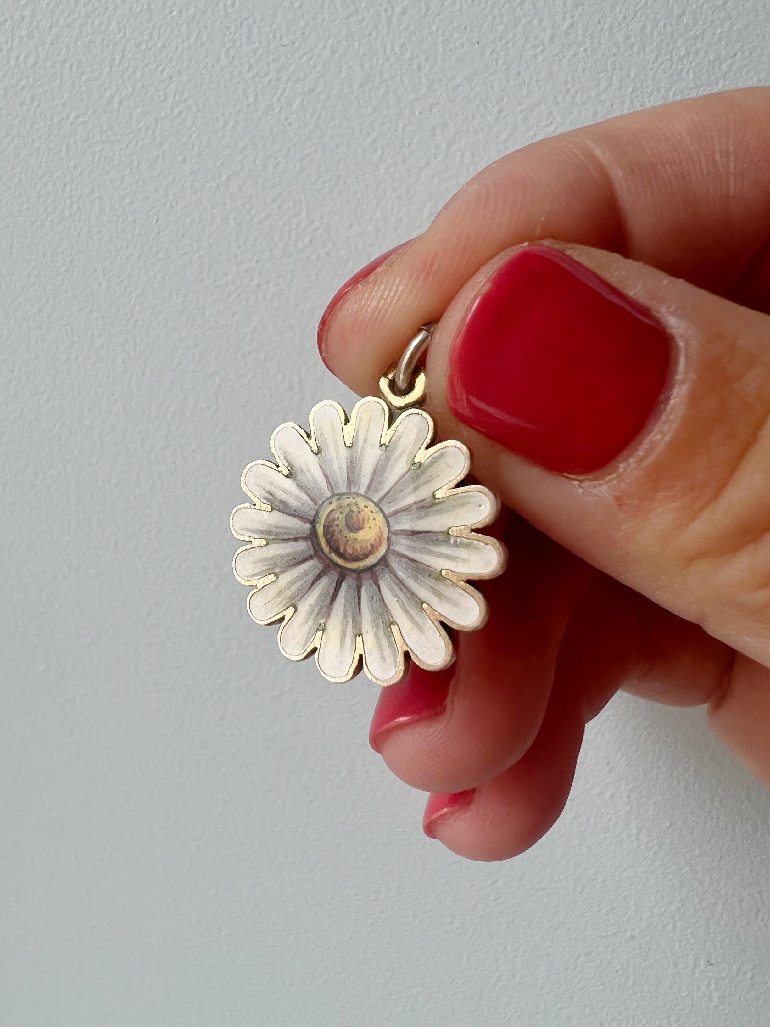 Very sweet Victorian era enameled Daisy flower pendant - Curiously timeless