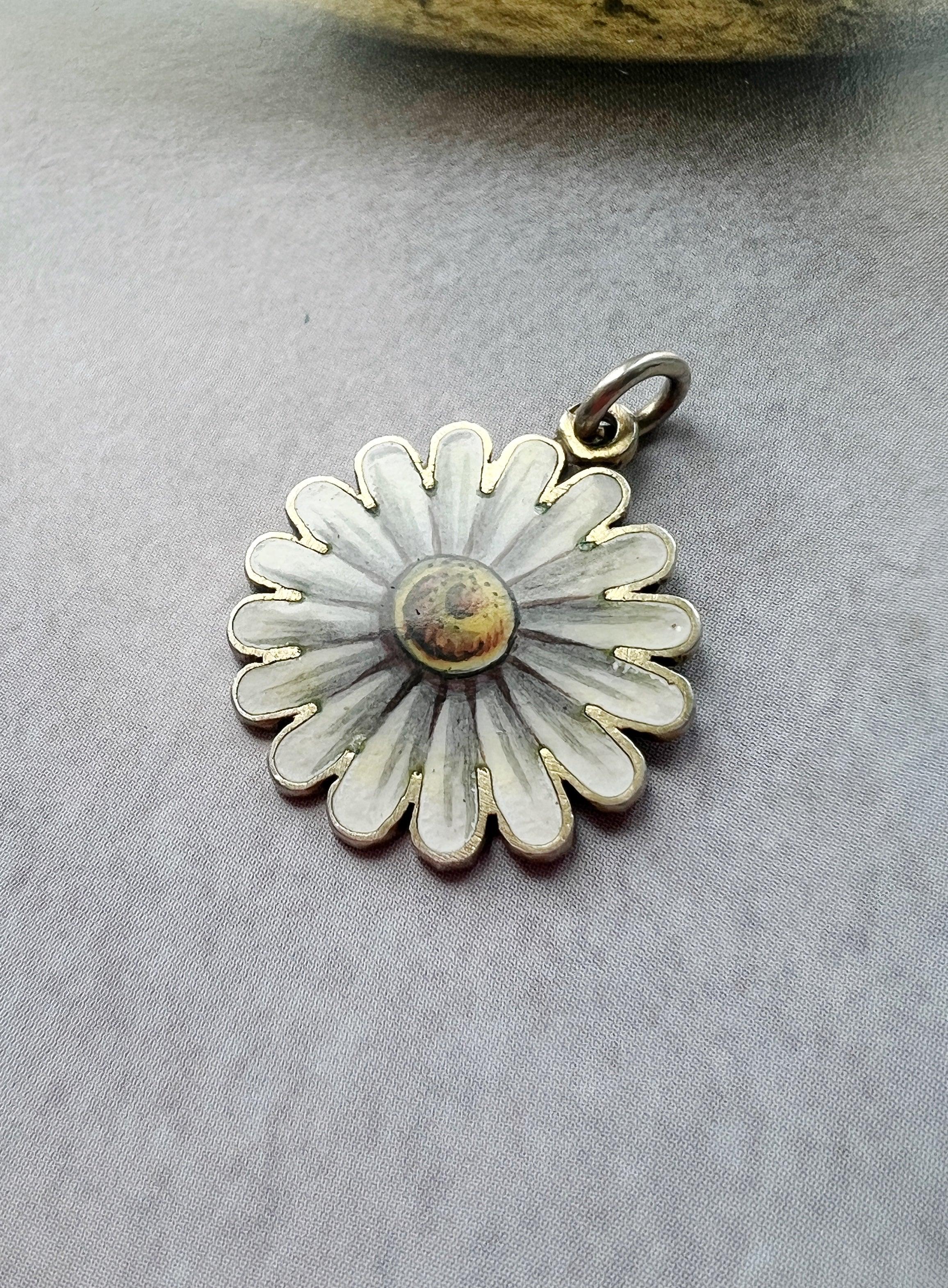 Very sweet Victorian era enameled Daisy flower pendant - Curiously timeless