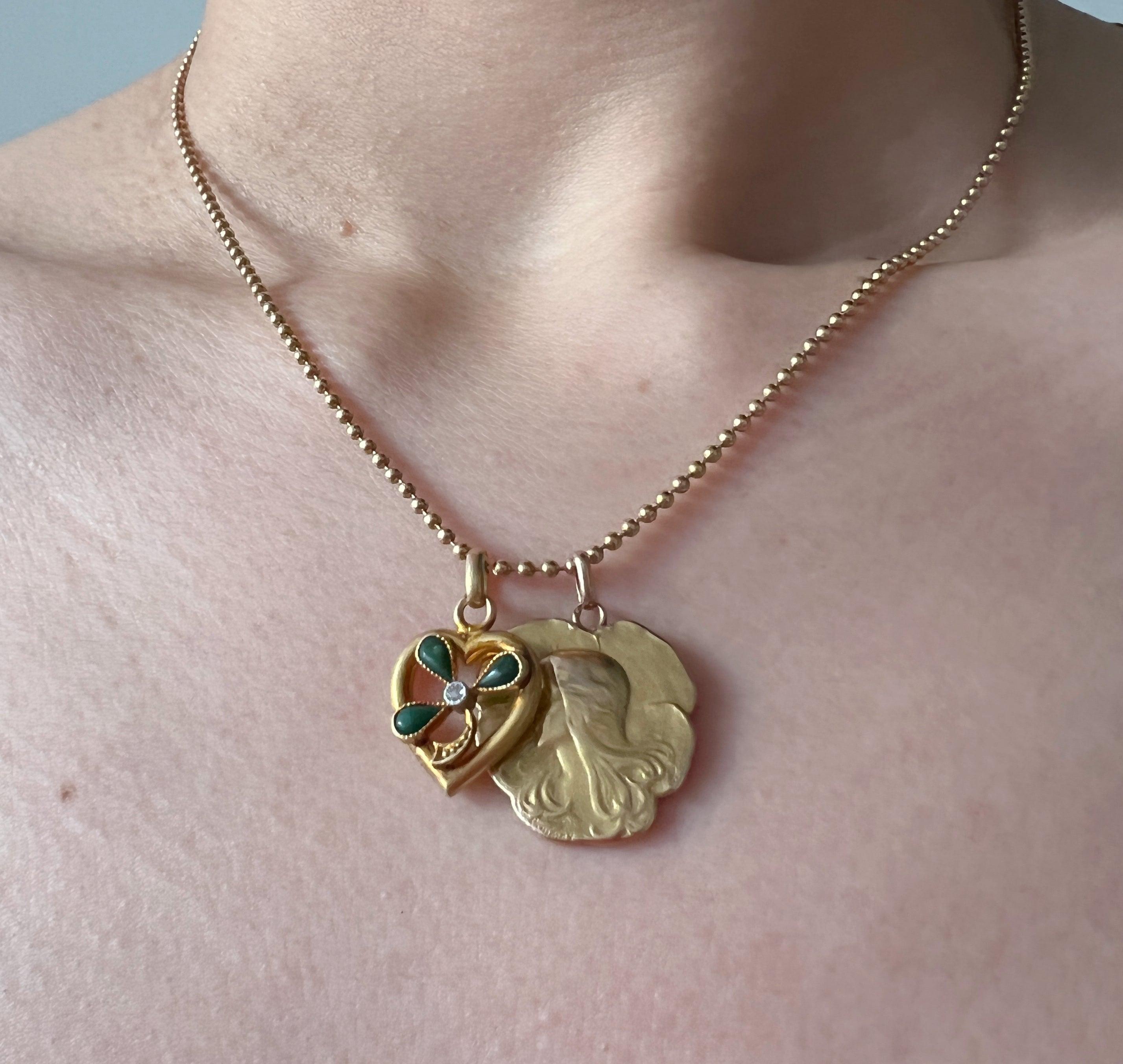 French Art Nouveau Pansy Lady 18K gold pendant - Curiously timeless