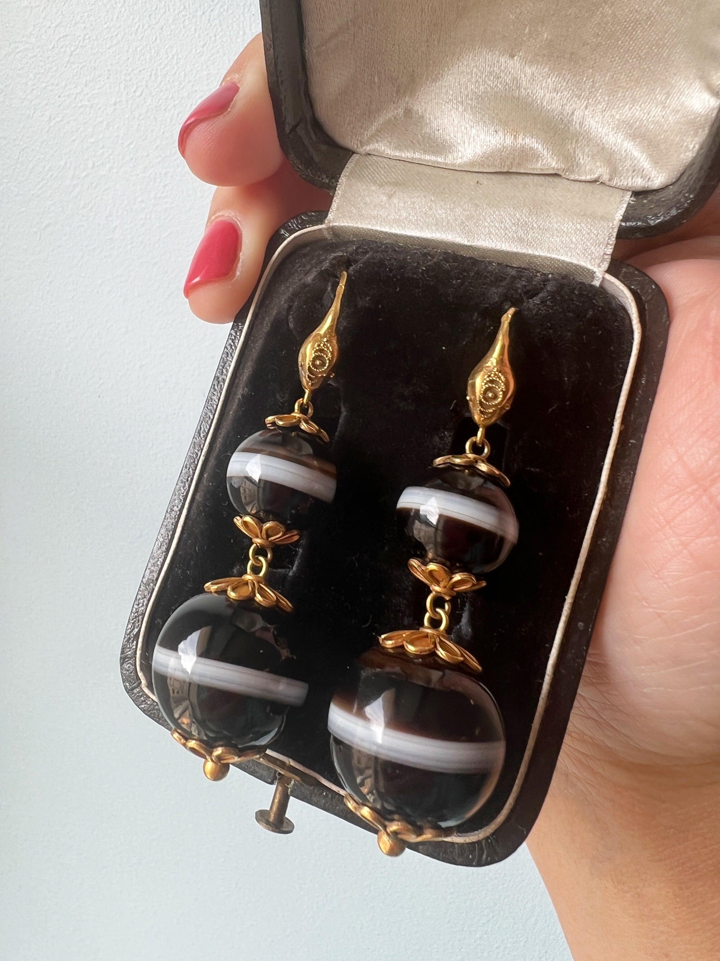 Important Victorian era 18K gold banded agate snake earrings - Curiously timeless