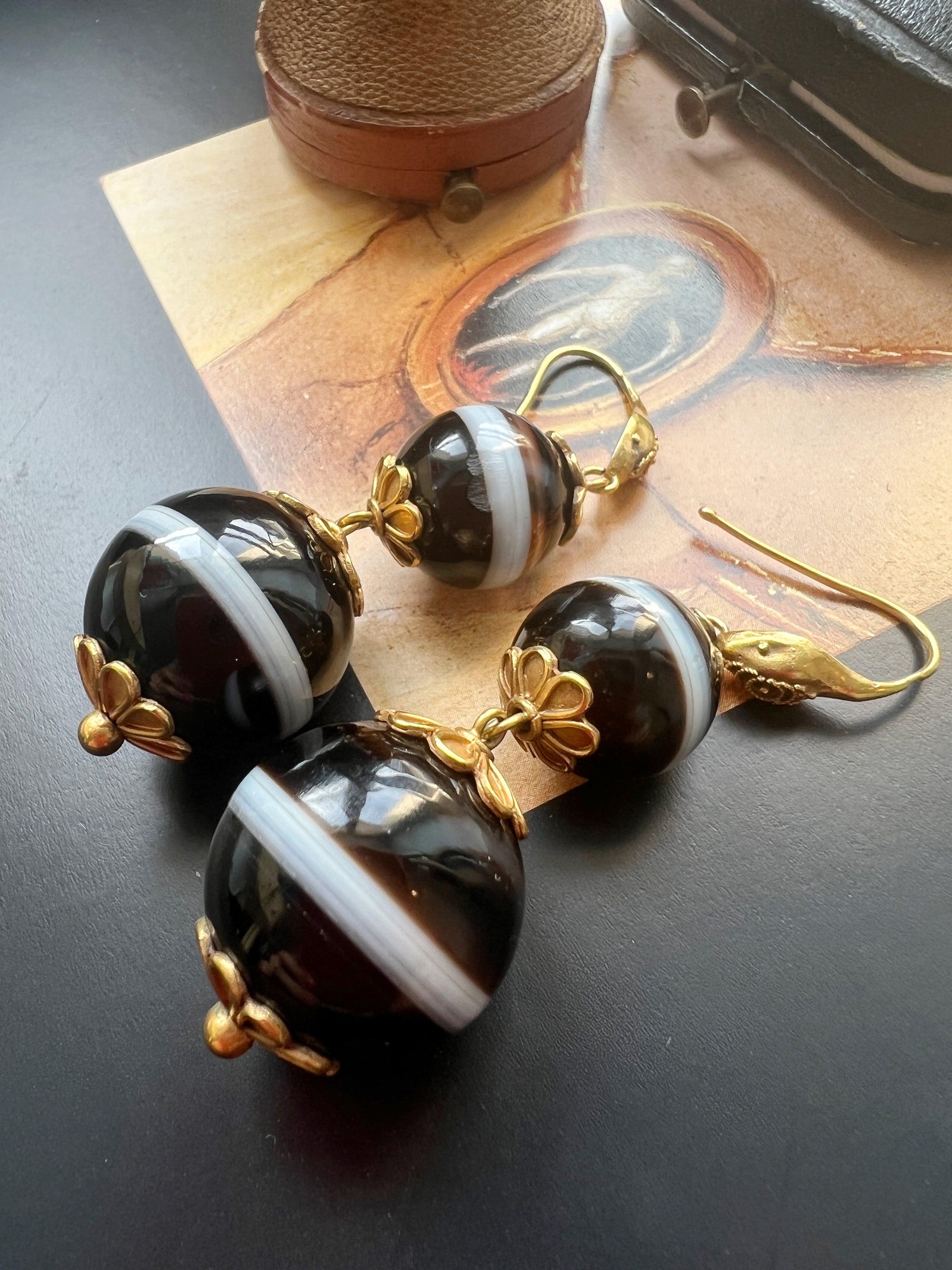 Important Victorian era 18K gold banded agate snake earrings - Curiously timeless