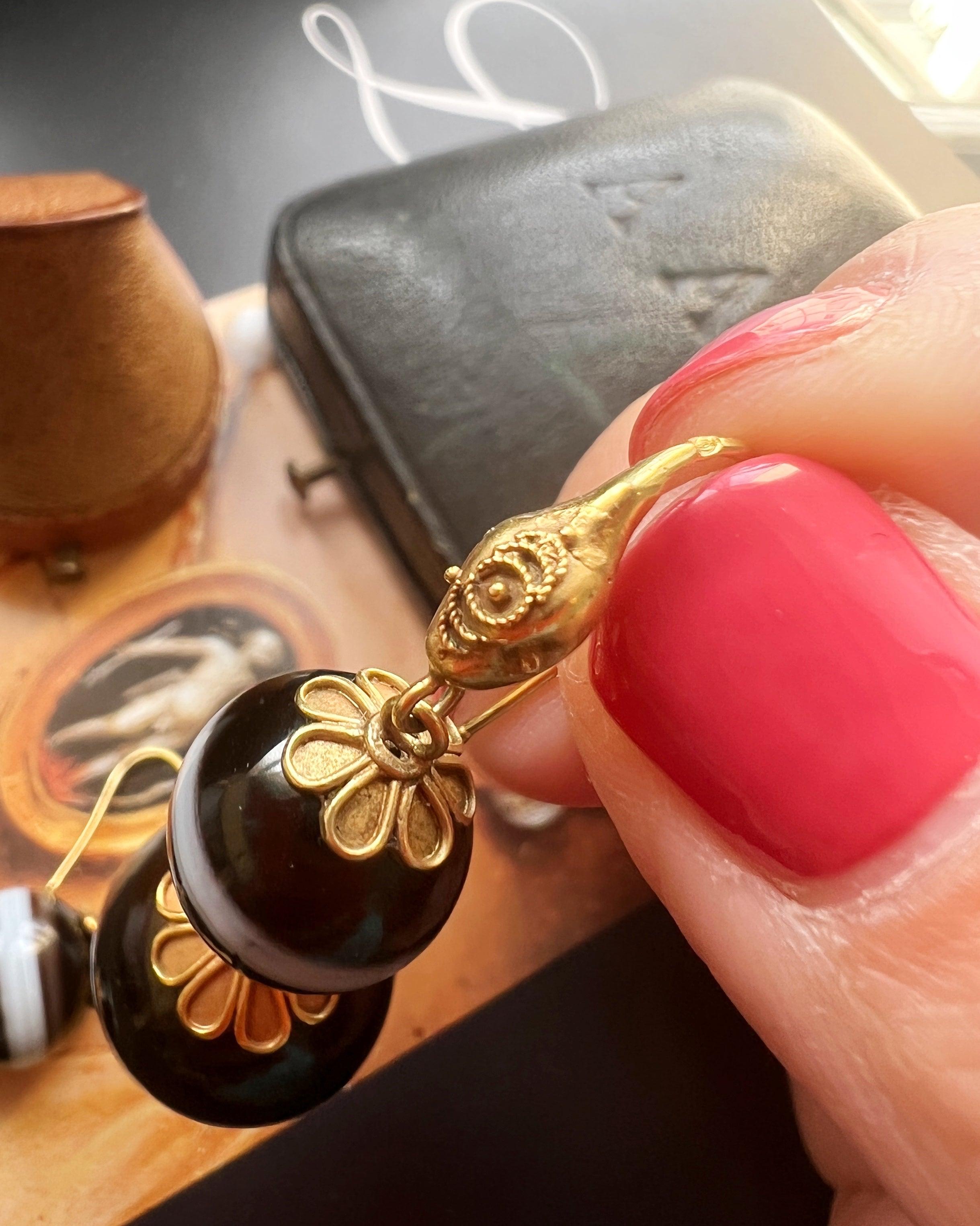 Important Victorian era 18K gold banded agate snake earrings - Curiously timeless