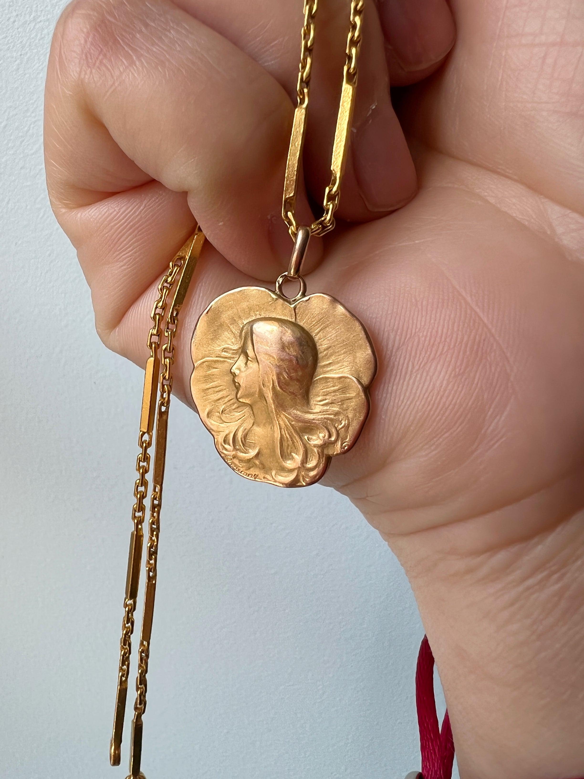 French Art Nouveau Pansy Lady 18K gold pendant - Curiously timeless