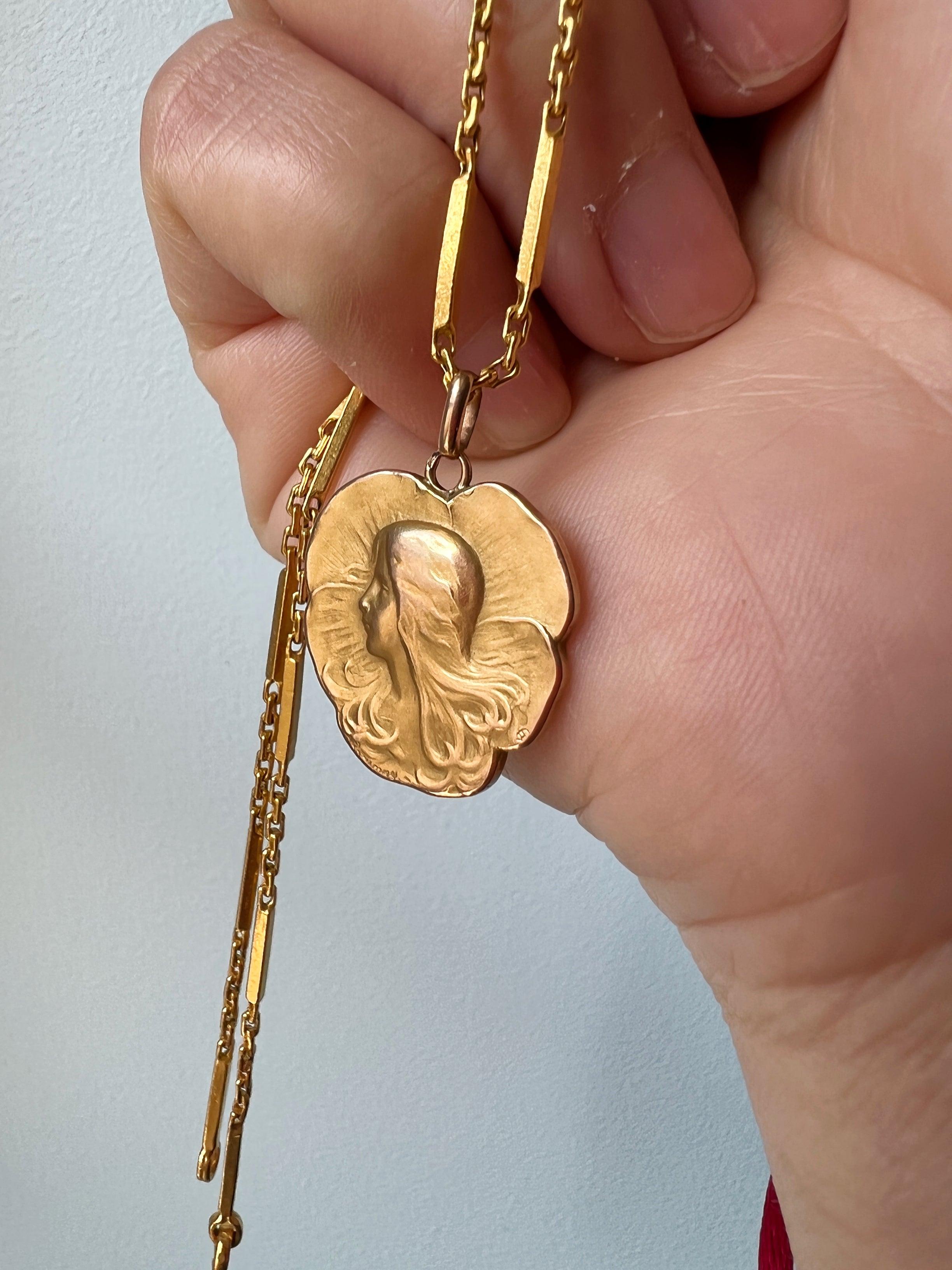 French Art Nouveau Pansy Lady 18K gold pendant - Curiously timeless