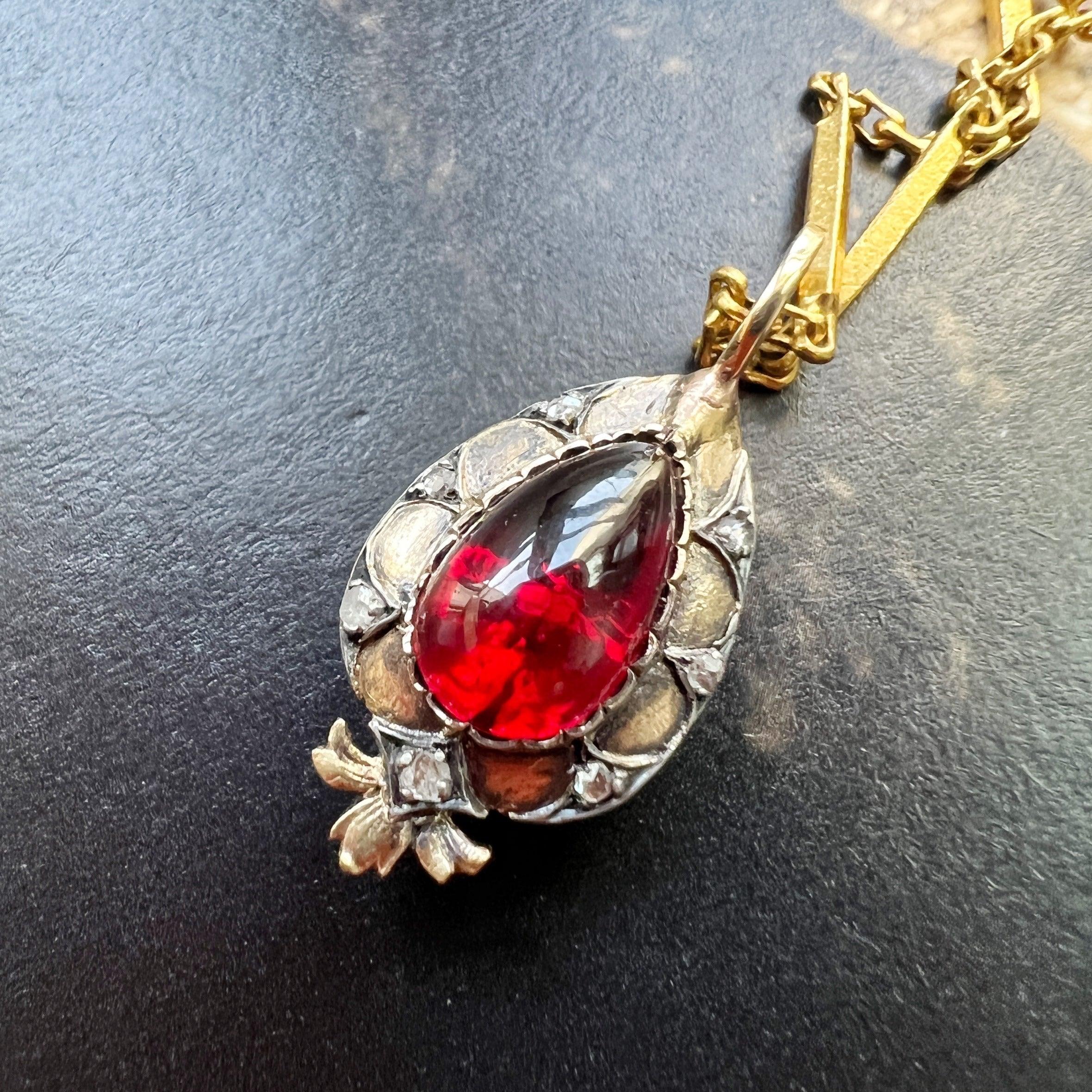 Victorian era 18K gold double sided garnet and diamond pendant - Curiously timeless