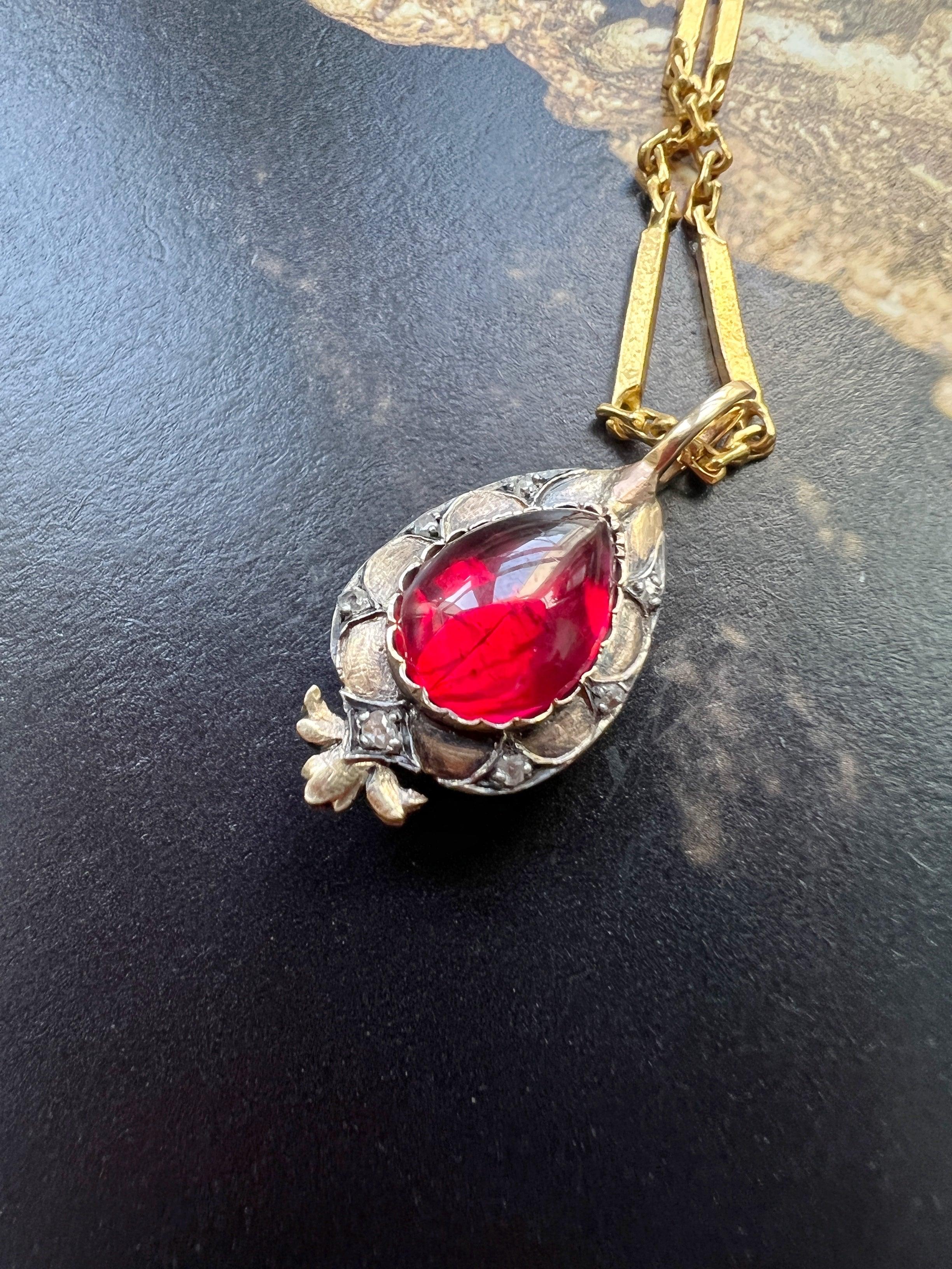 Victorian era 18K gold double sided garnet and diamond pendant - Curiously timeless