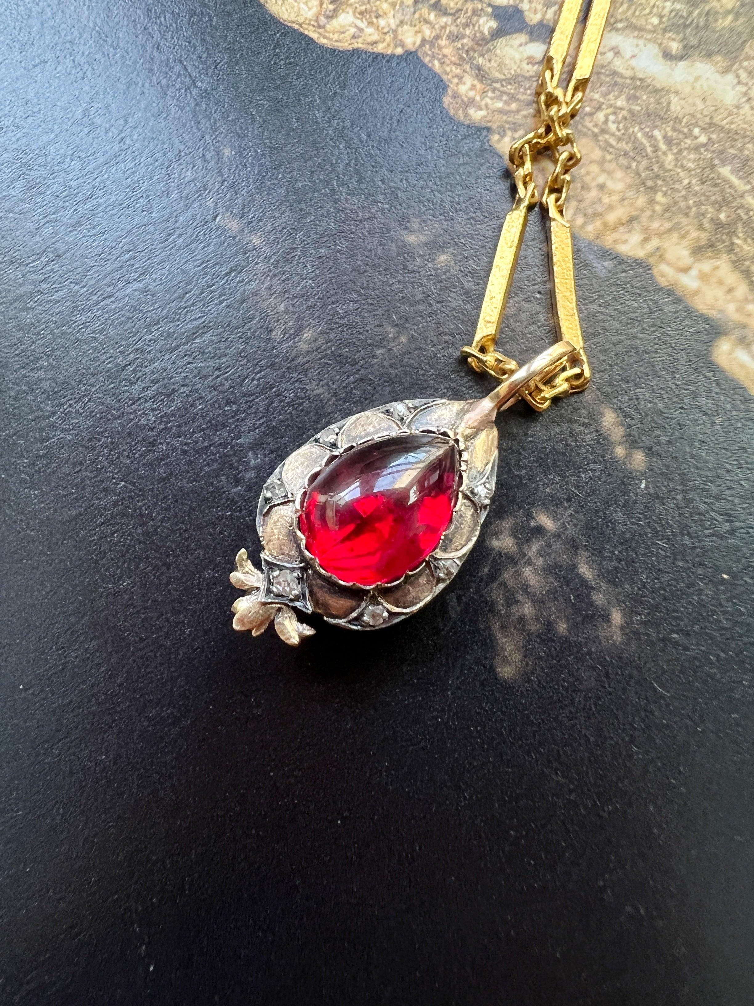 Victorian era 18K gold double sided garnet and diamond pendant - Curiously timeless