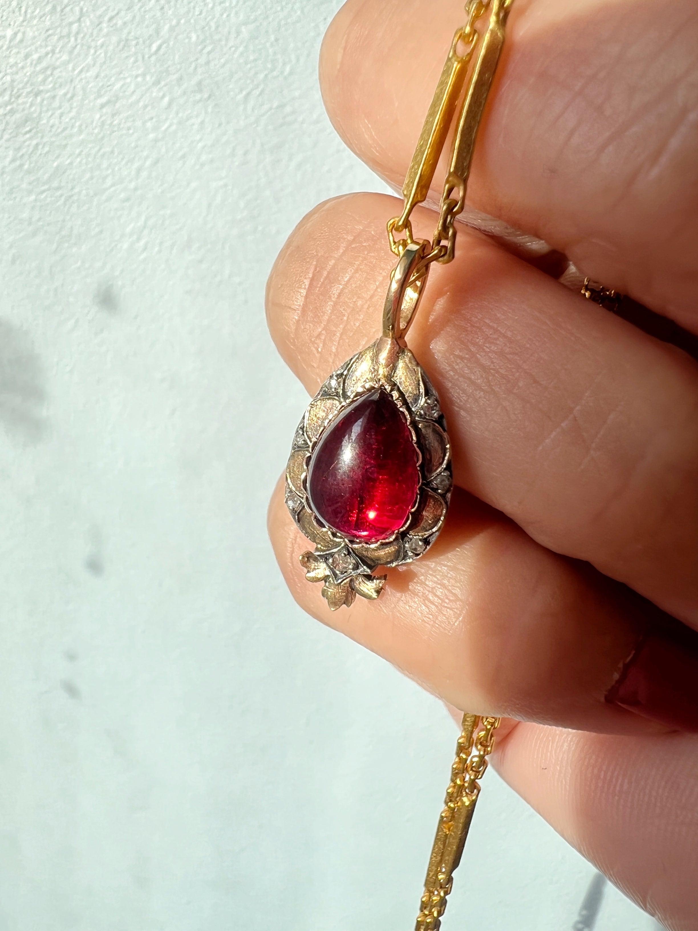 Victorian era 18K gold double sided garnet and diamond pendant - Curiously timeless