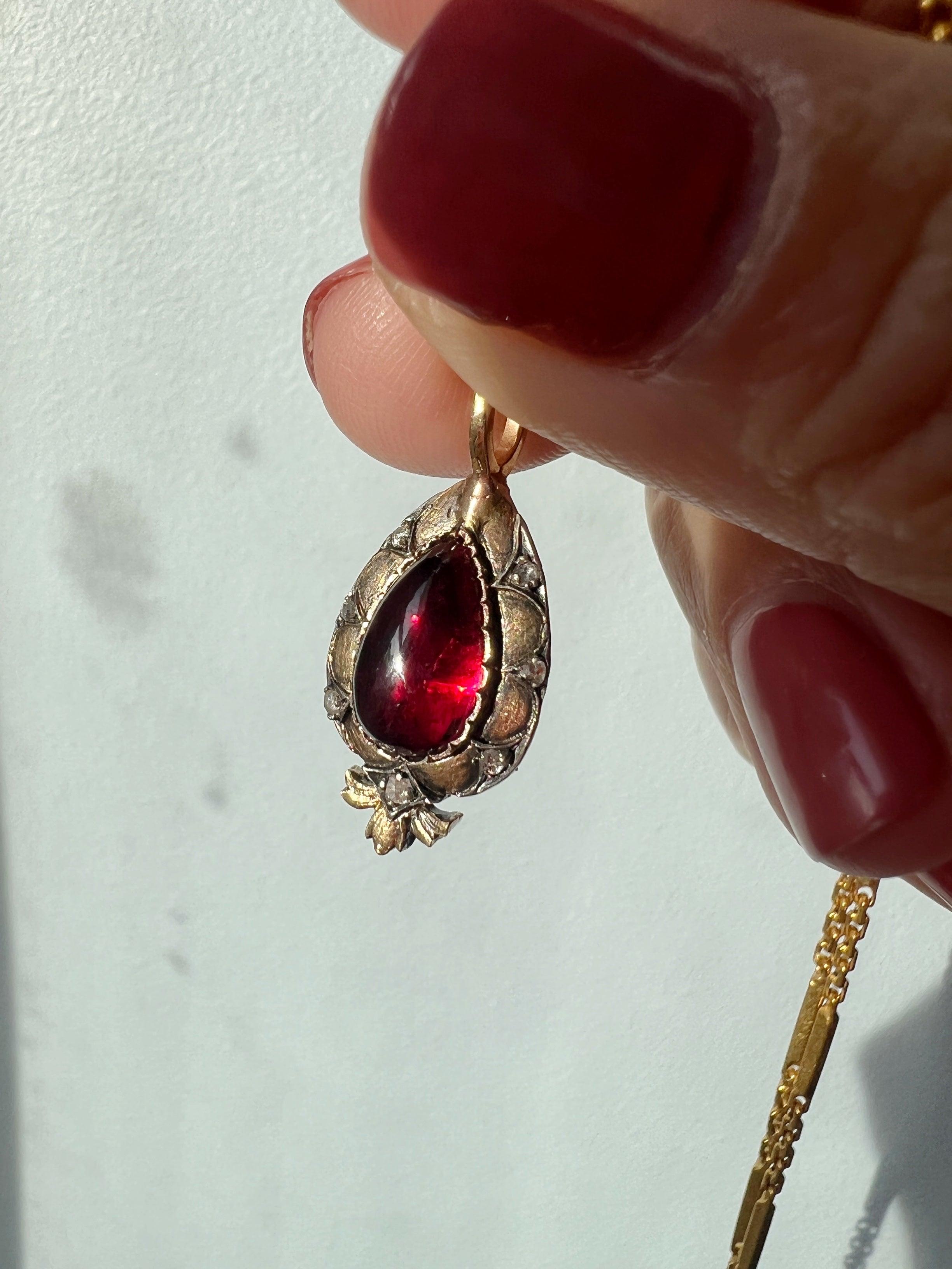 Victorian era 18K gold double sided garnet and diamond pendant - Curiously timeless