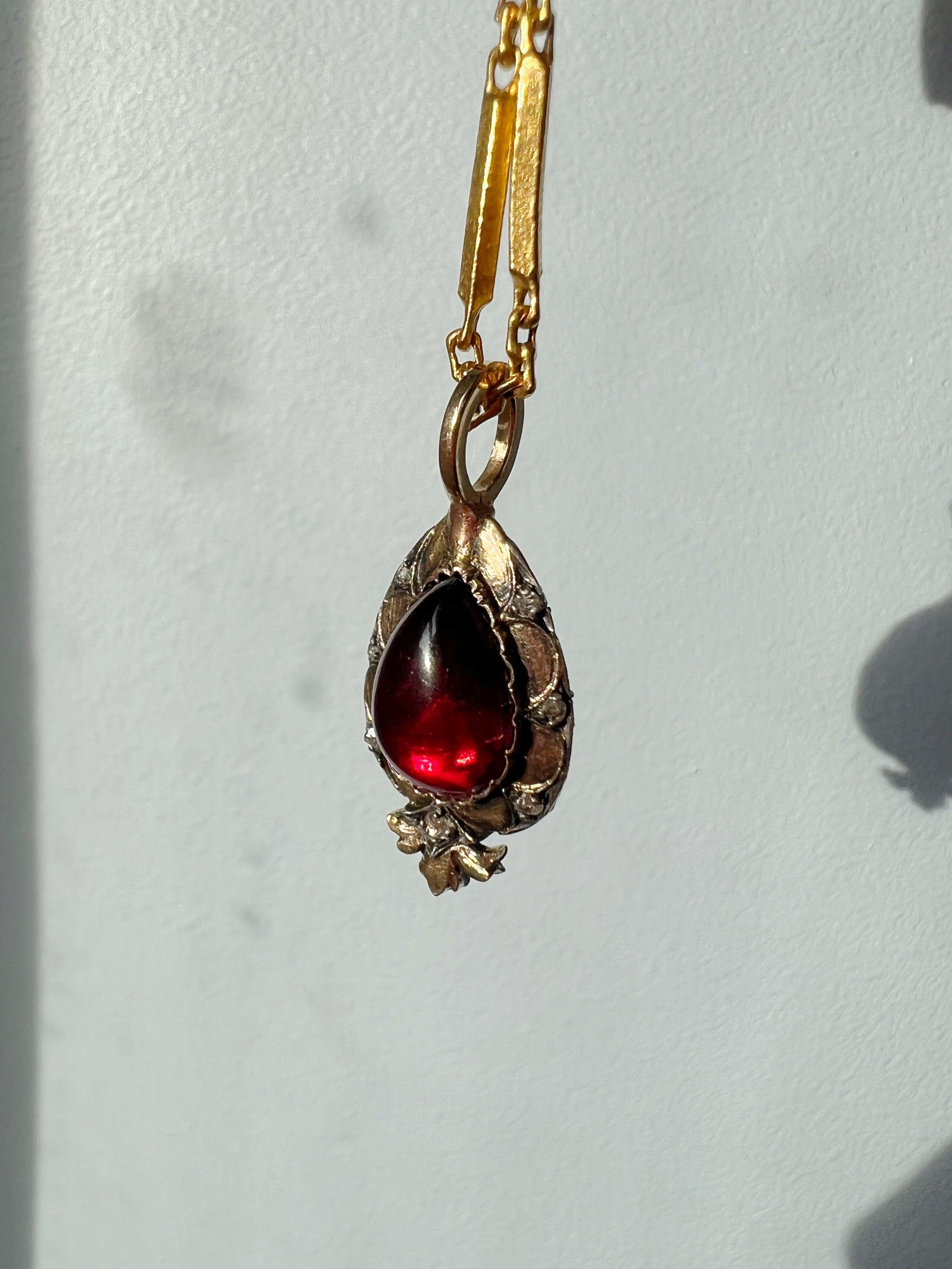 Victorian era 18K gold double sided garnet and diamond pendant - Curiously timeless