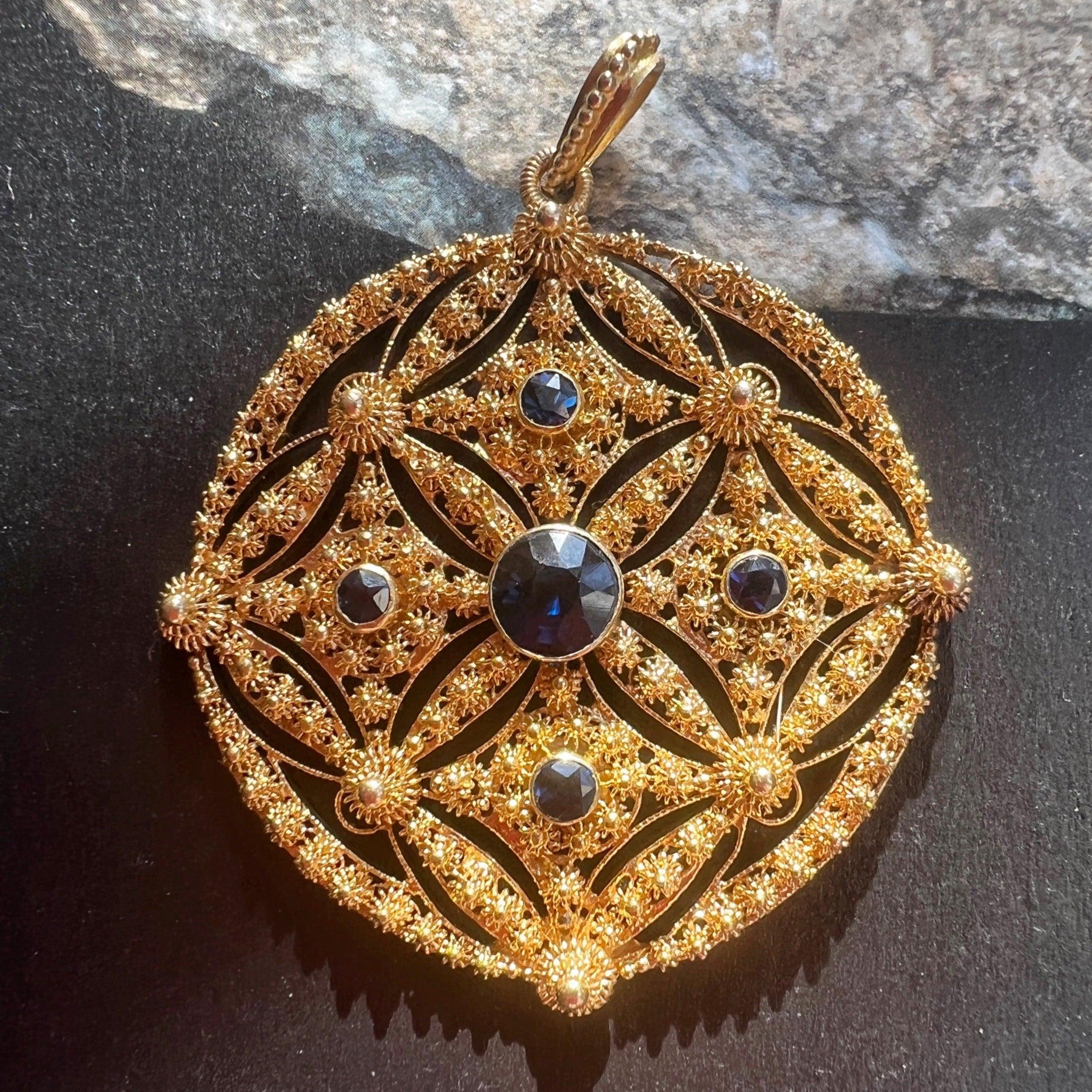 Refined vintage 14K gold blue sapphire filigree pendant - Curiously timeless