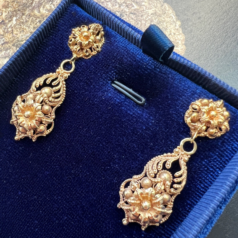 Beautiful antique 18K yellow gold floral filigree earrings