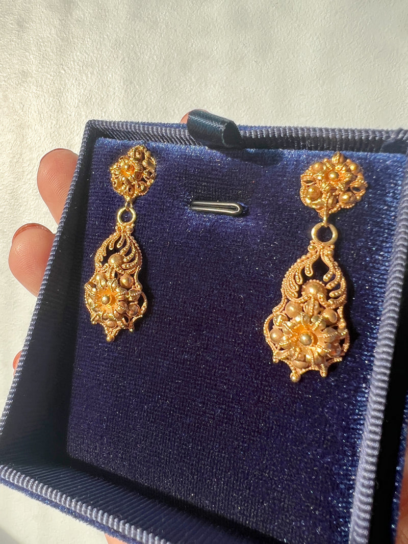 Beautiful antique 18K yellow gold floral filigree earrings