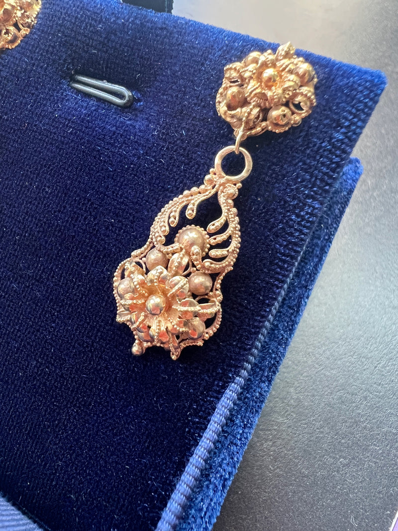 Beautiful antique 18K yellow gold floral filigree earrings