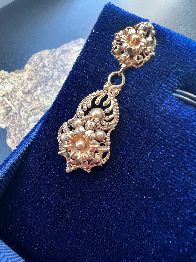 Beautiful antique 18K yellow gold floral filigree earrings