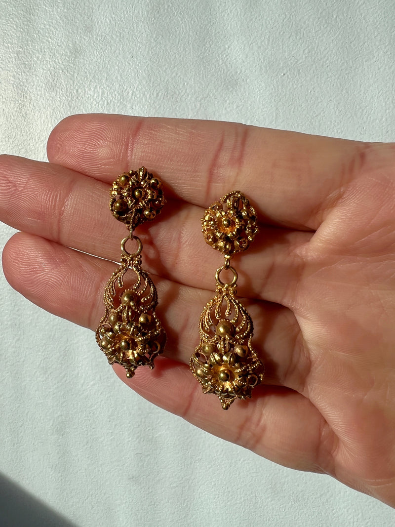 Beautiful antique 18K yellow gold floral filigree earrings