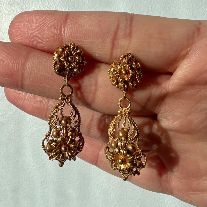 Beautiful antique 18K yellow gold floral filigree earrings