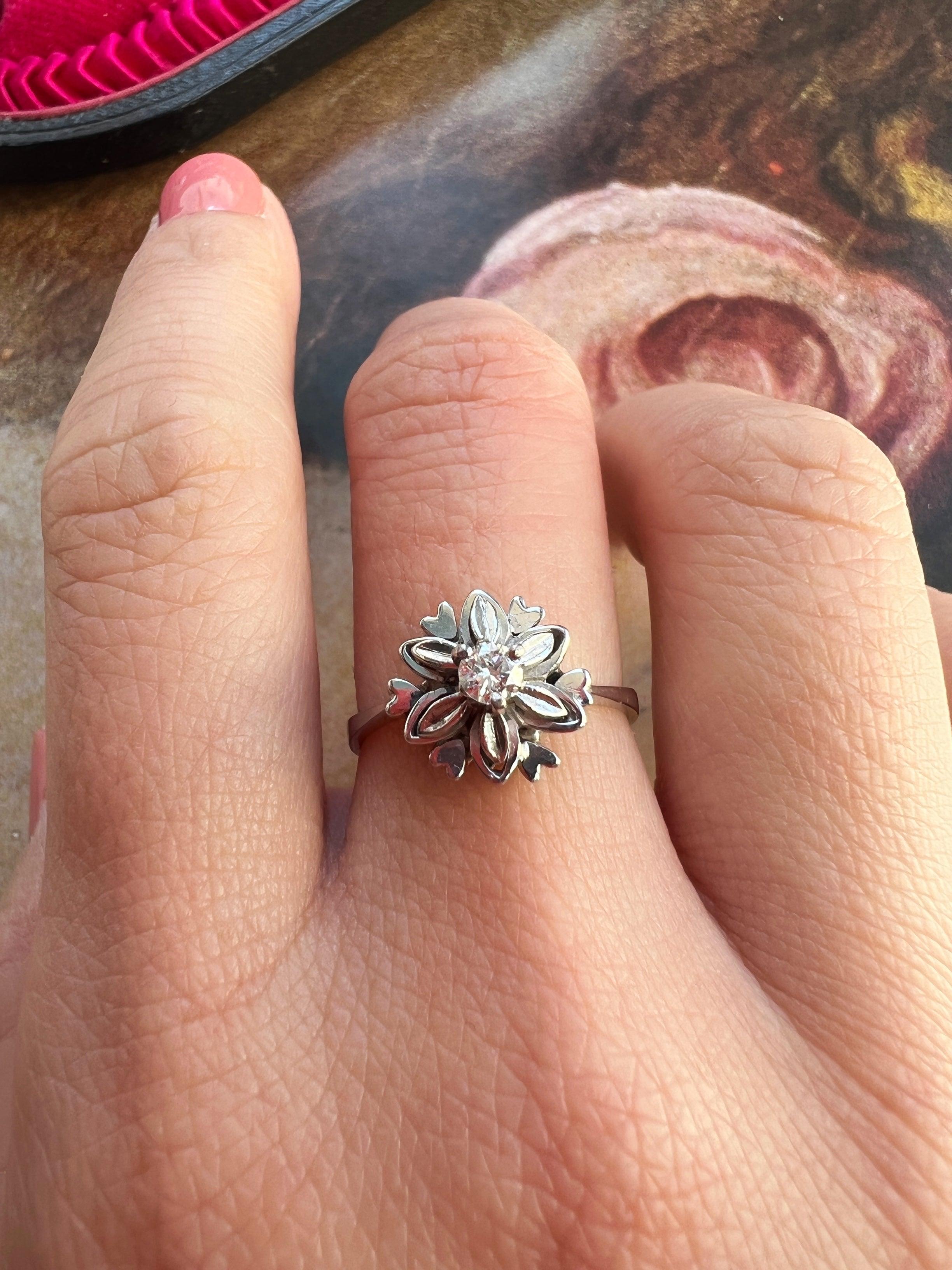 Sweet 18K white gold diamond flower & heart ring - Curiously timeless