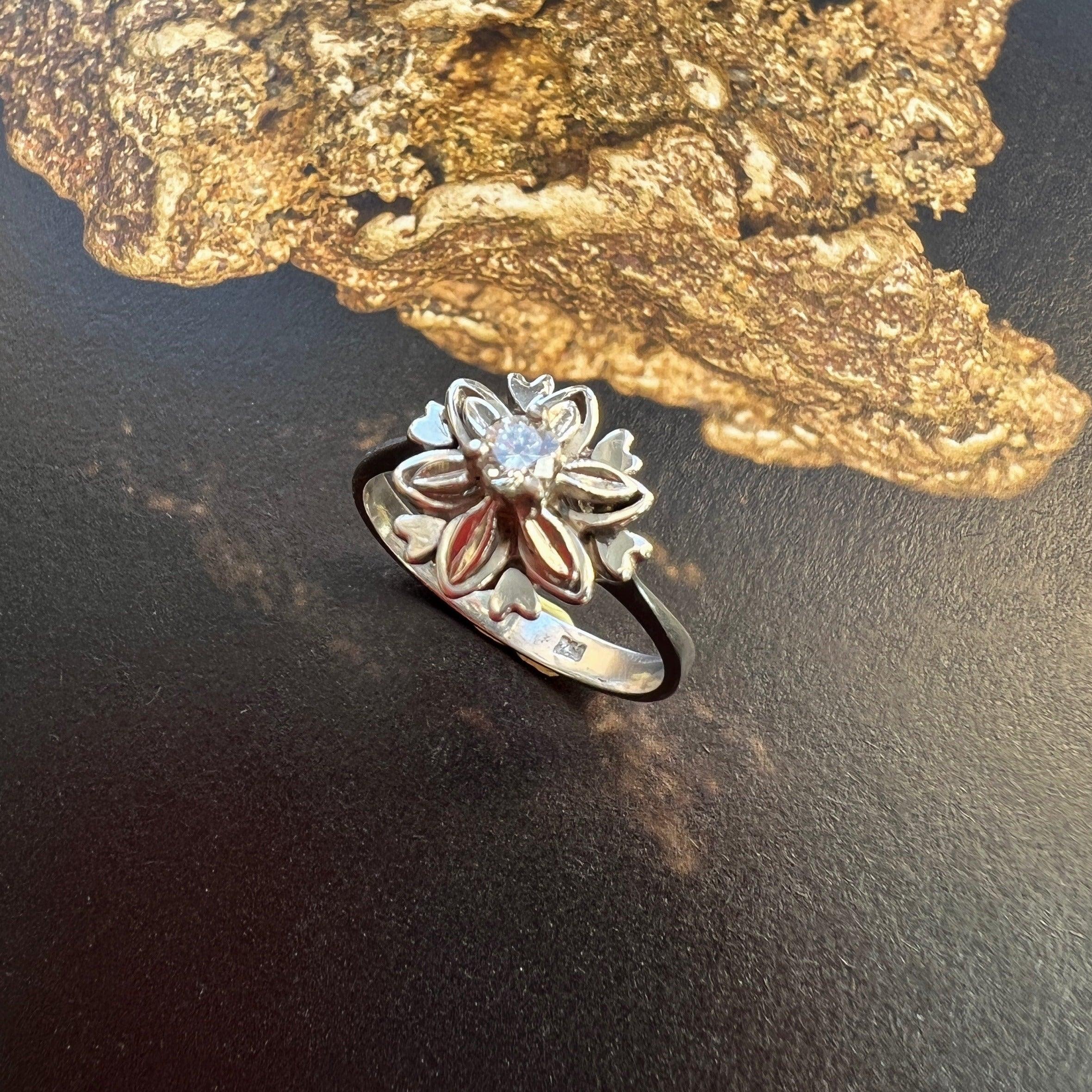 Sweet 18K white gold diamond flower & heart ring - Curiously timeless