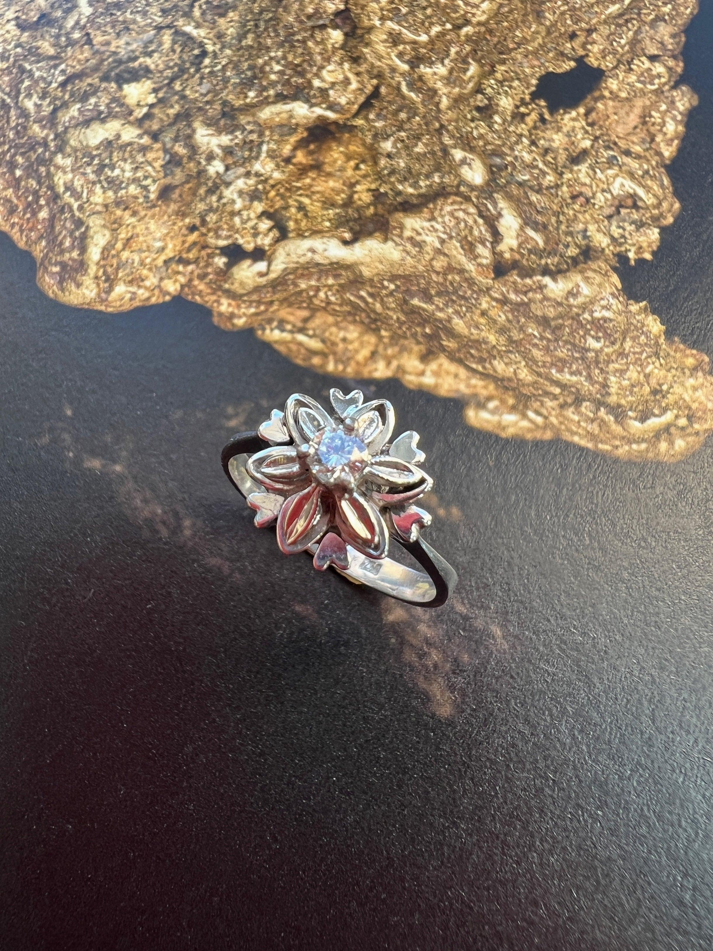 Sweet 18K white gold diamond flower & heart ring - Curiously timeless