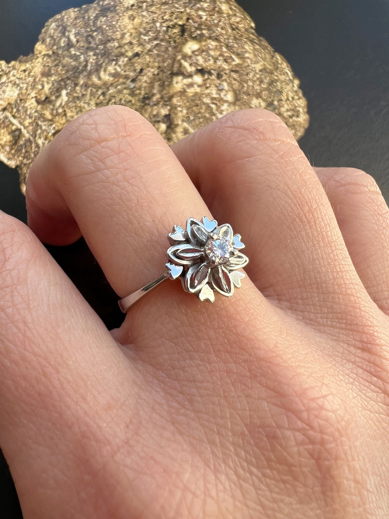 Sweet 18K white gold diamond flower & heart ring