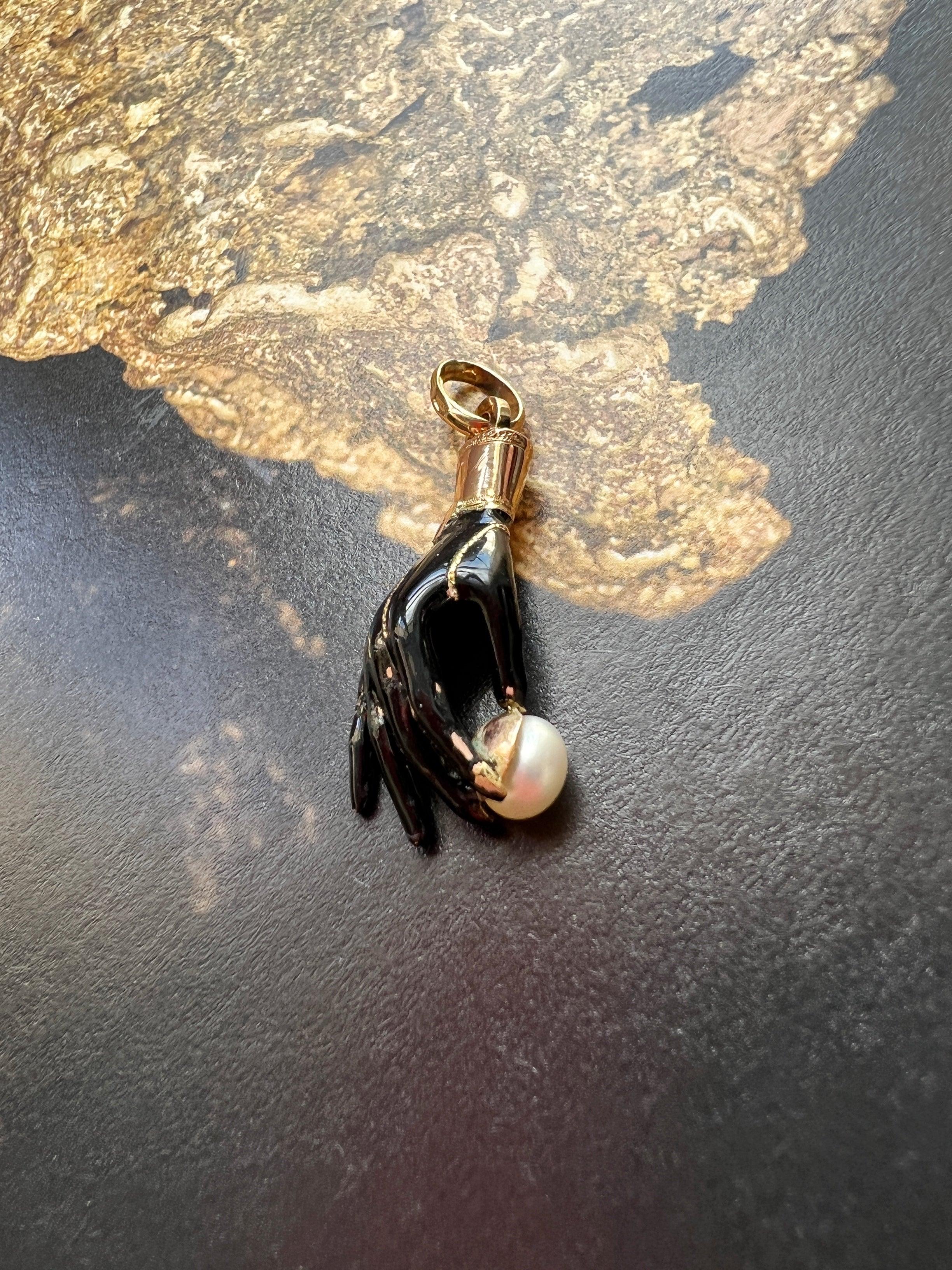 Elegant Antique black & gold enameled hand 18K gold pendant - Curiously timeless