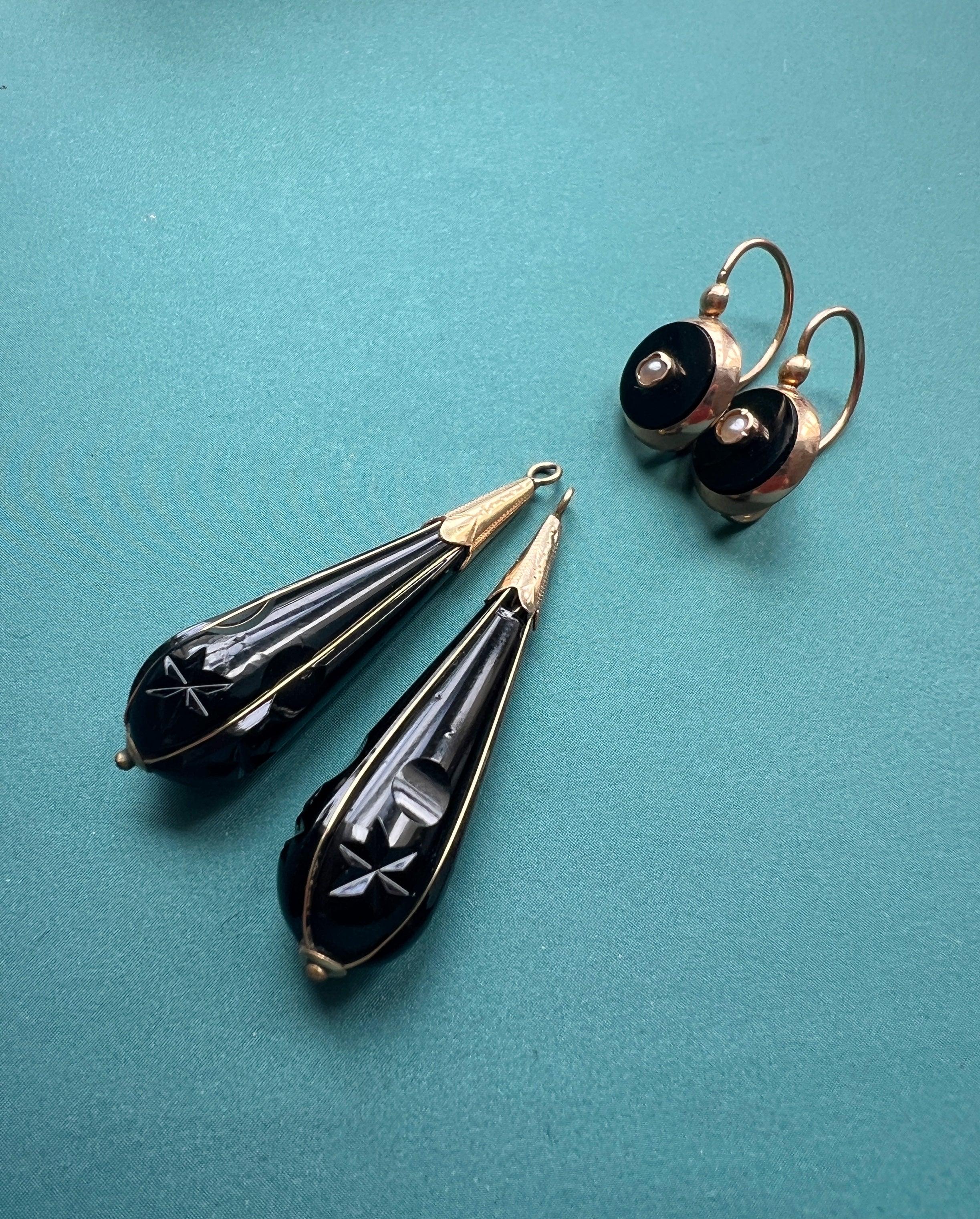 Victorian era Day and Night 18K gold onyx drop earrings - Curiously timeless