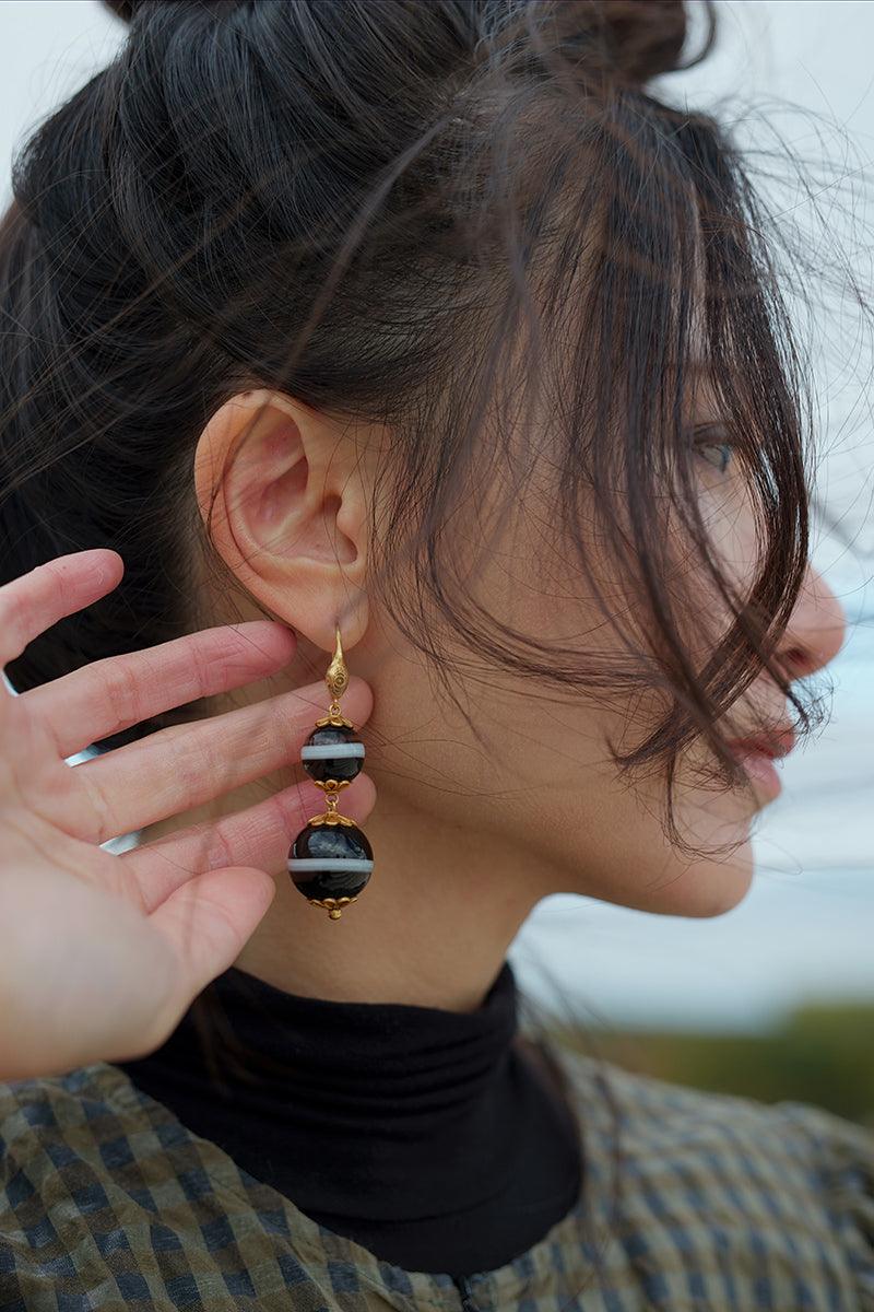 Important Victorian era 18K gold banded agate snake earrings - Curiously timeless