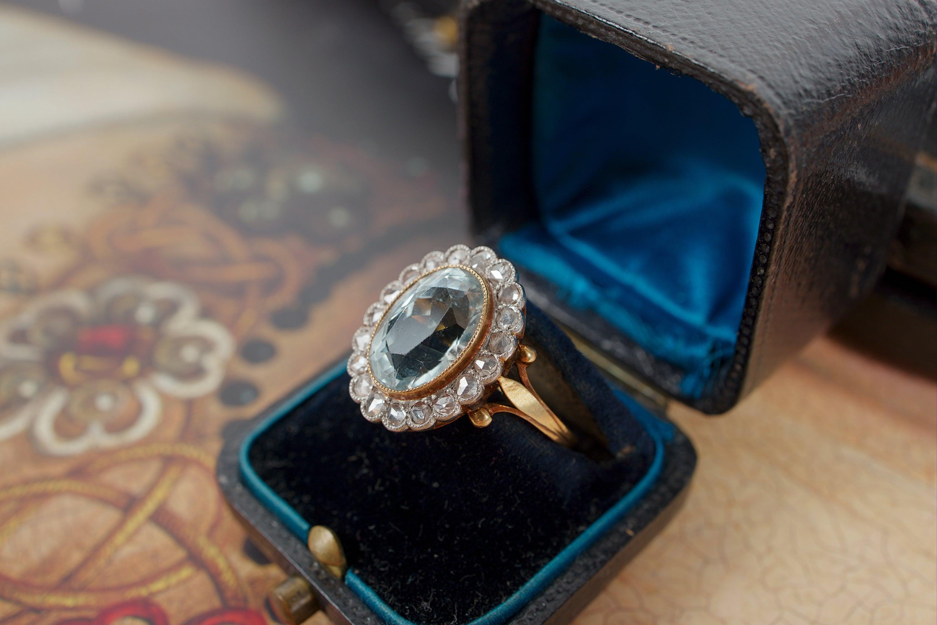 Antique 18K gold aquamarine and diamond ring - Curiously timeless