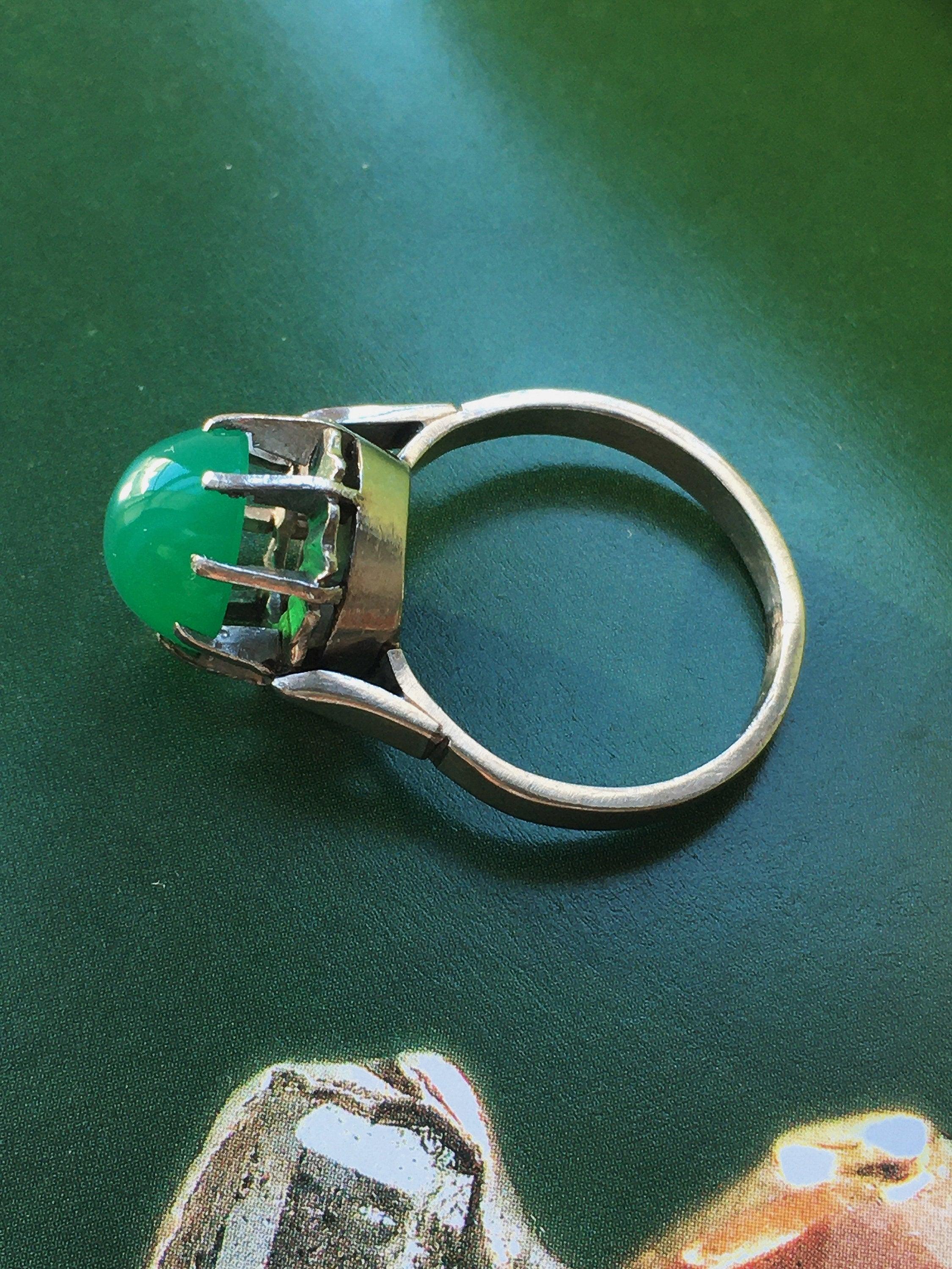 Vintage Chrysoprase solitaire Platinum ring - Curiously timeless