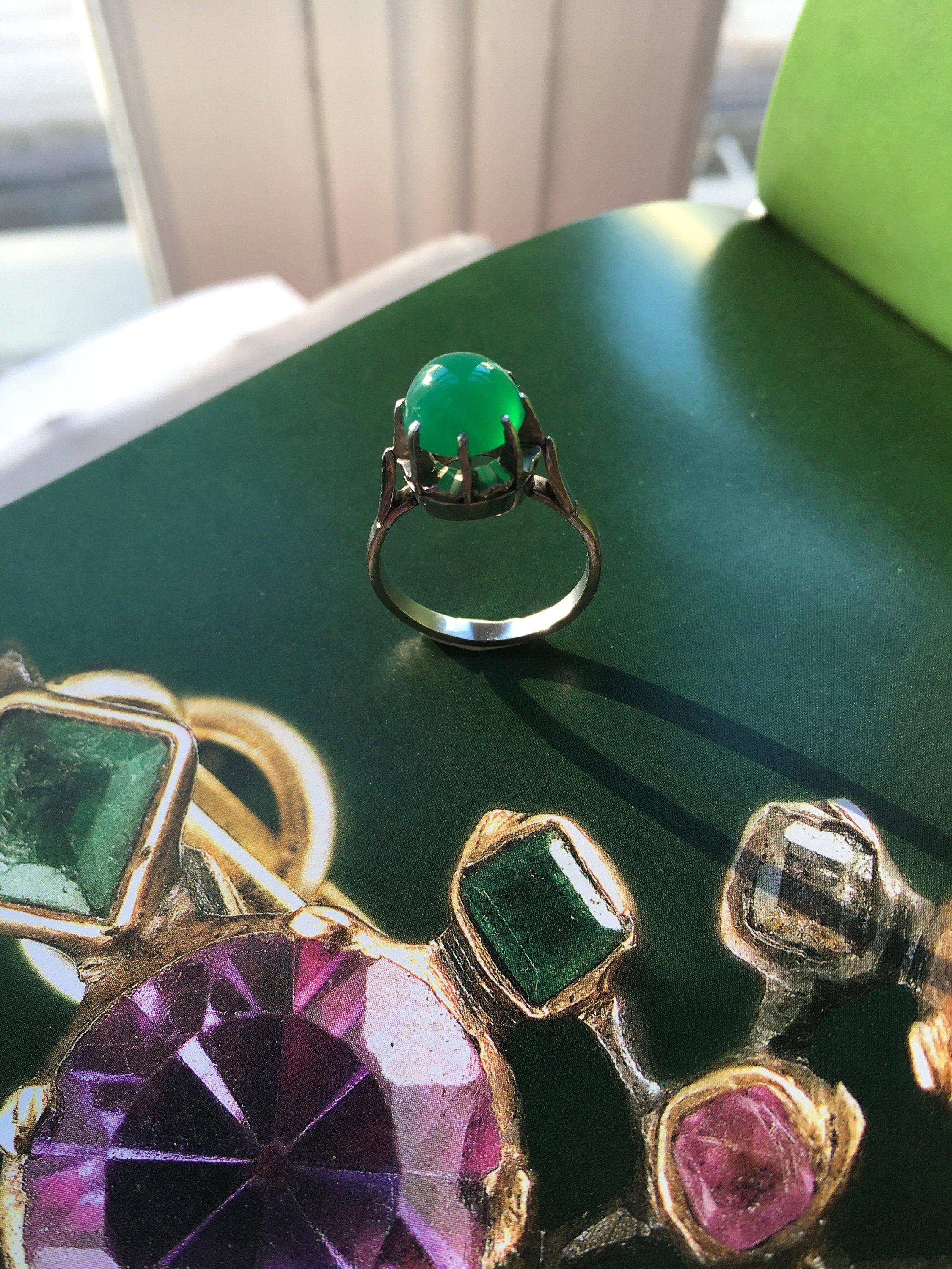 Vintage Chrysoprase solitaire Platinum ring - Curiously timeless