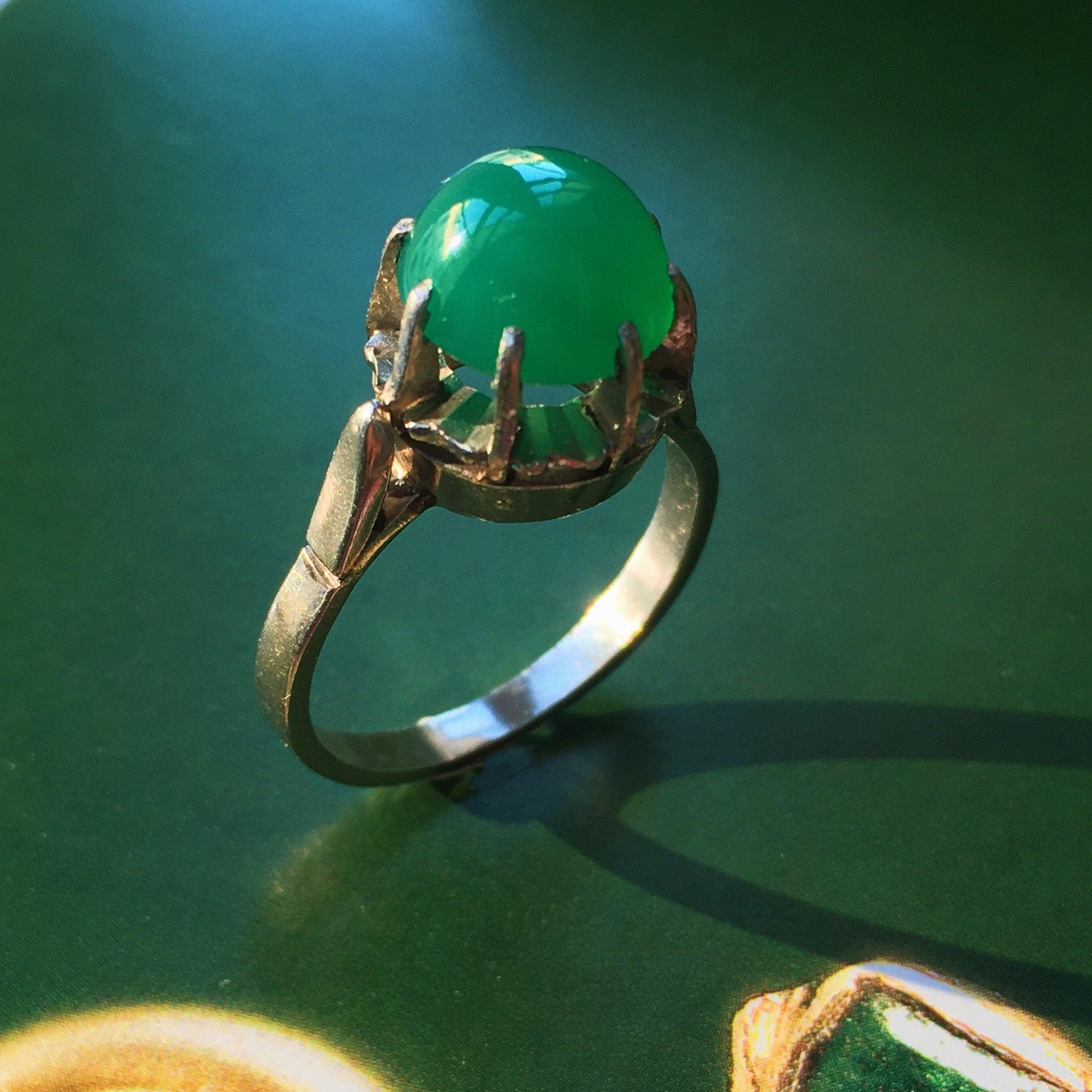 Vintage Chrysoprase solitaire Platinum ring - Curiously timeless