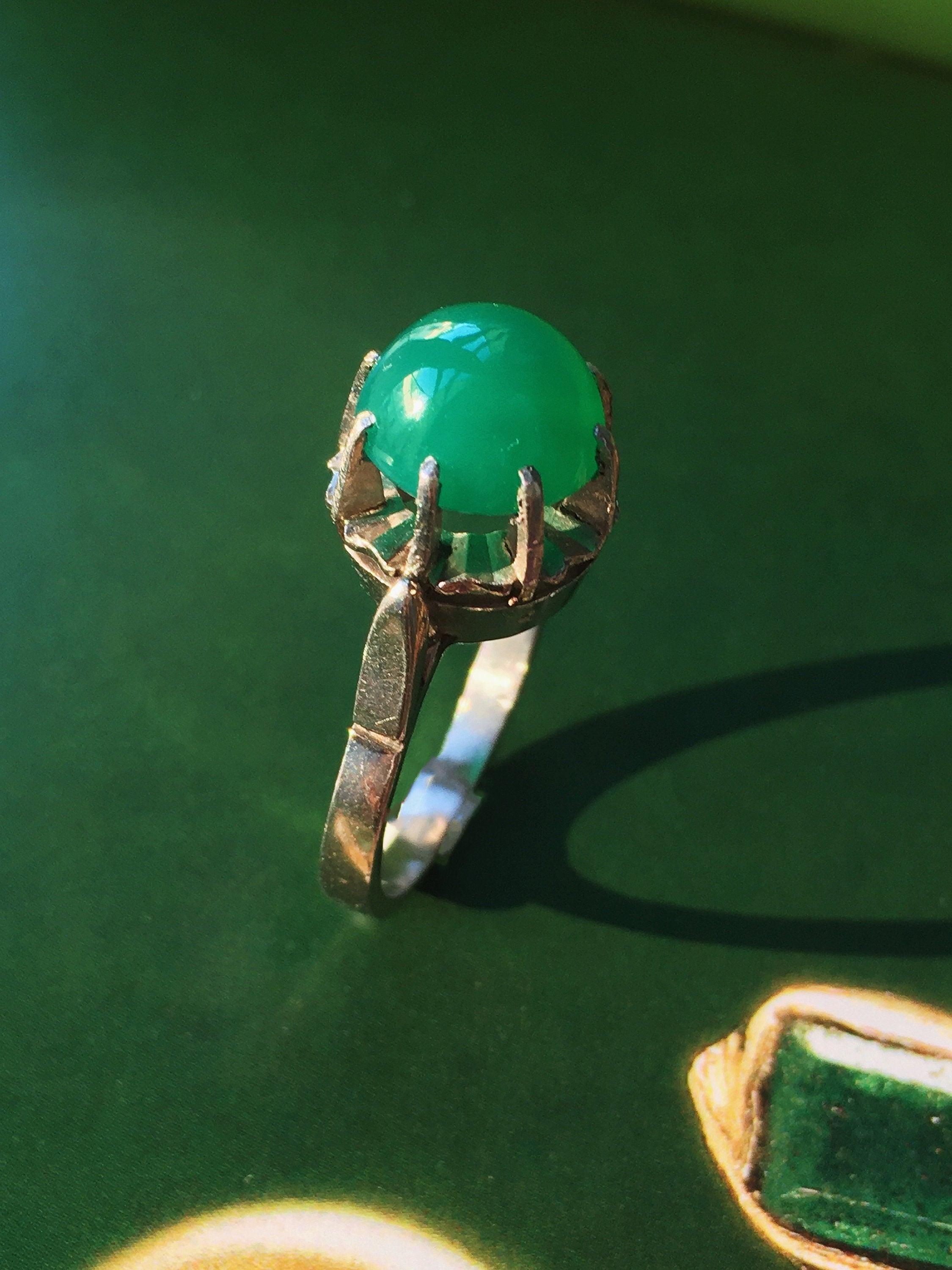 Vintage Chrysoprase solitaire Platinum ring - Curiously timeless