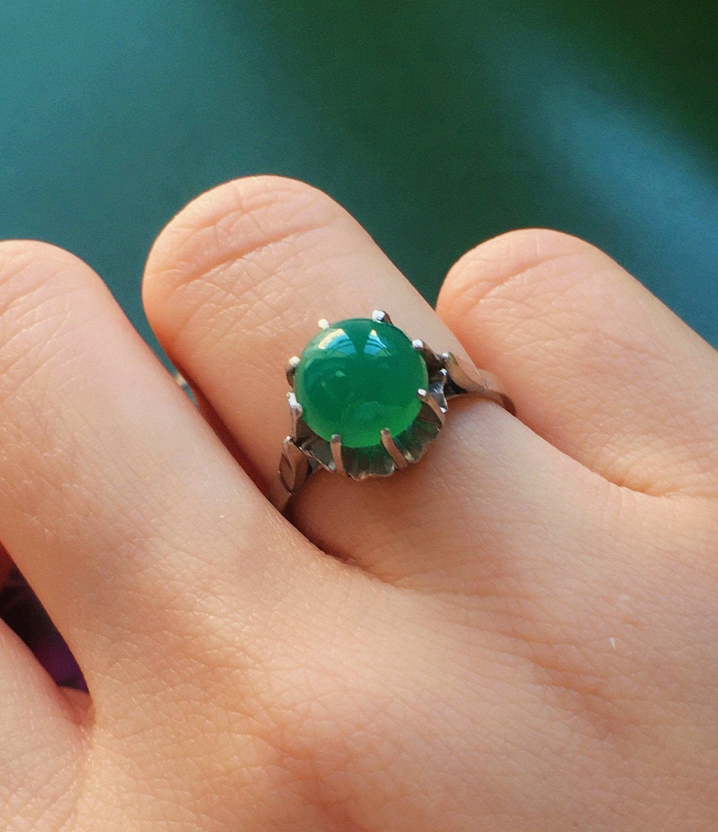 Vintage Chrysoprase solitaire Platinum ring - Curiously timeless