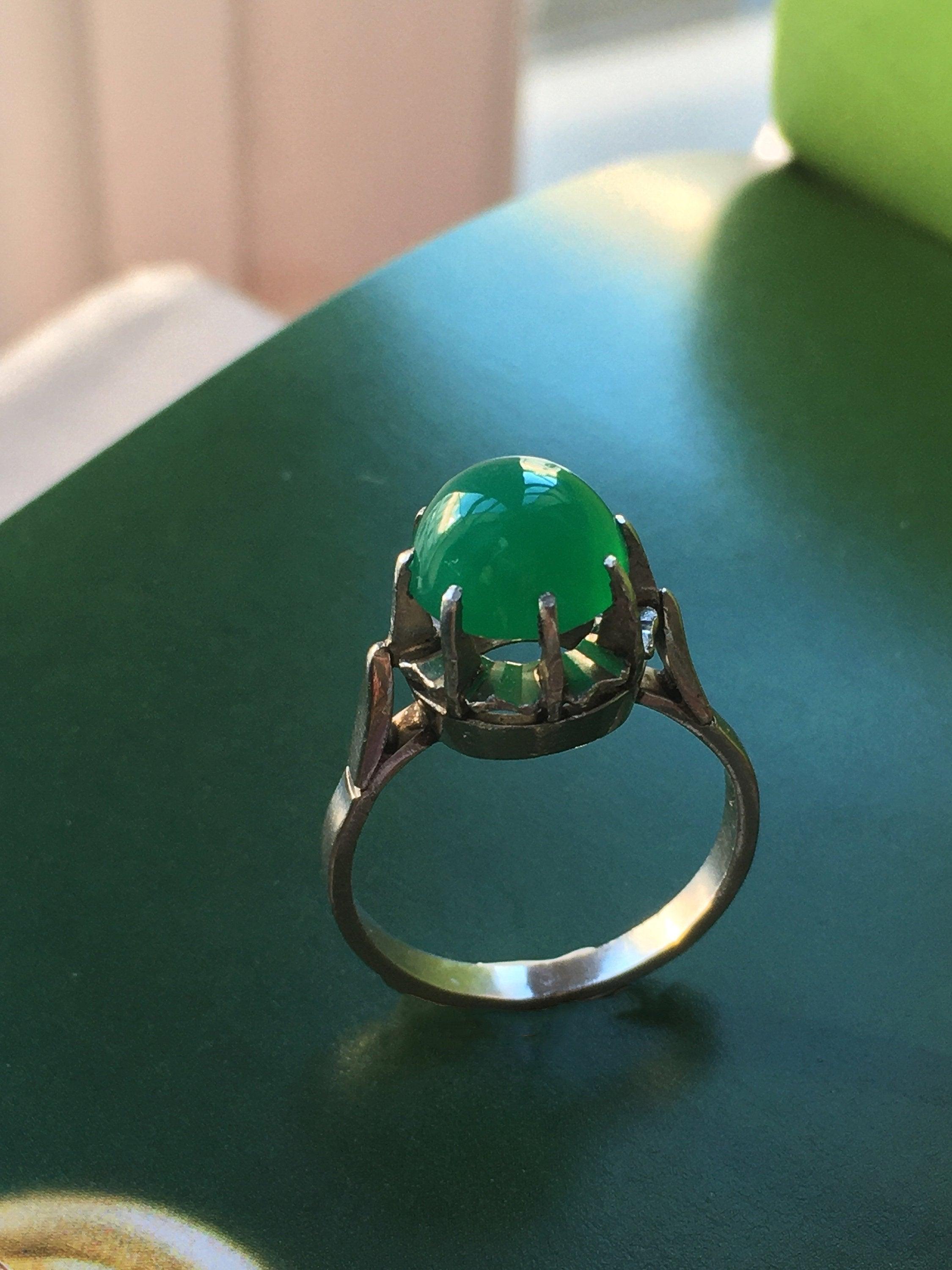 Vintage Chrysoprase solitaire Platinum ring - Curiously timeless